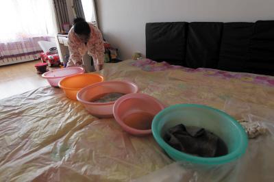 丽江楼上漏水，住户失联，小区没物管，业主维权难！律师来支招……